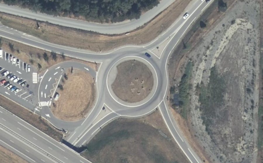 Vue aérienne du Rond-point anonyme n°34322662