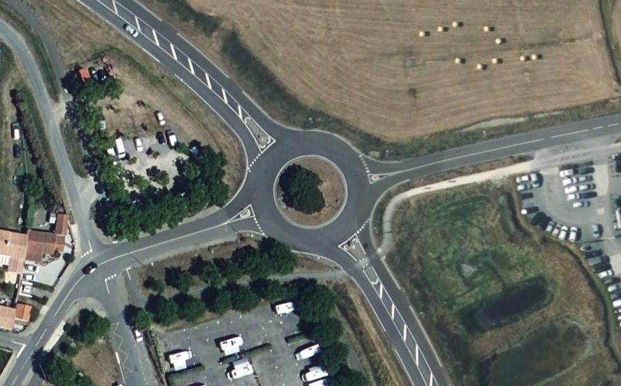 Vue aérienne du Rond-point anonyme n°34323359