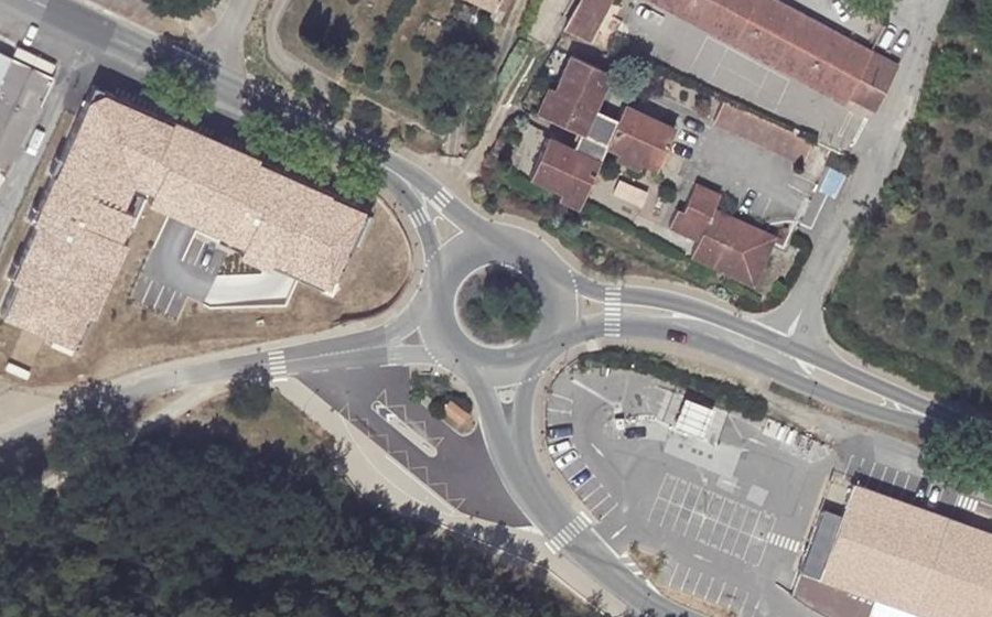 Vue aérienne du Rond-point anonyme n°34330310