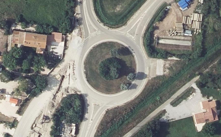 Vue aérienne du Rond-point anonyme n°34330723