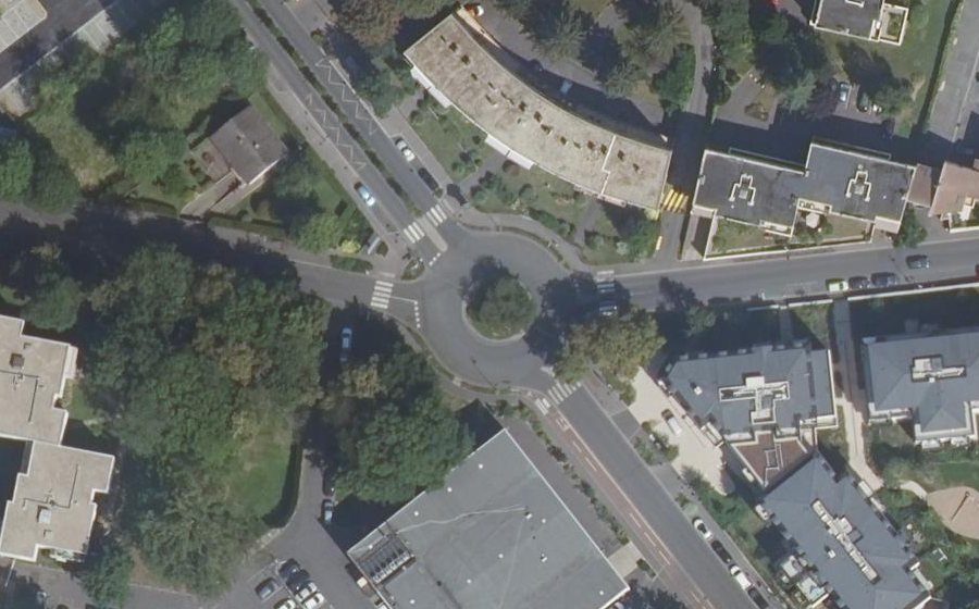 Vue aérienne du Rond-point anonyme n°343333704