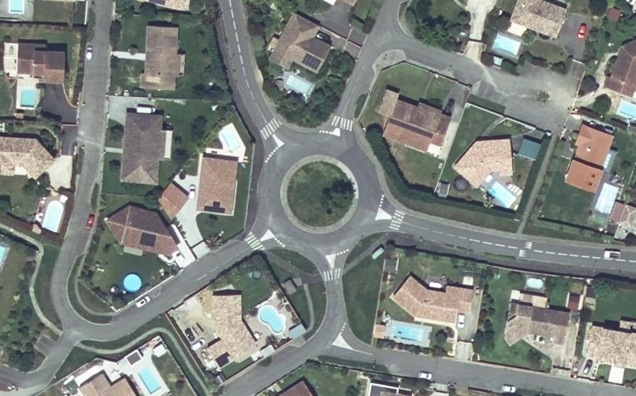 Vue aérienne du Rond-point anonyme n°34346654