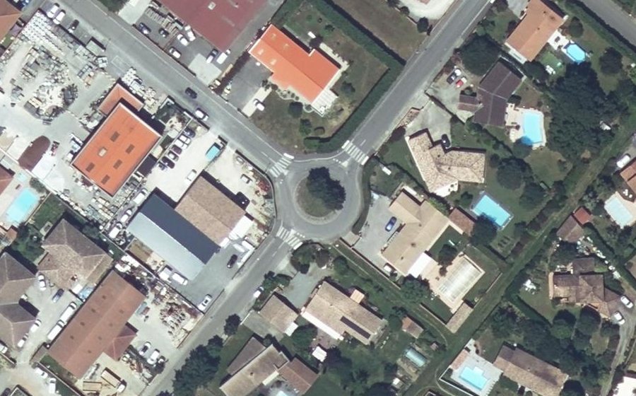 Vue aérienne du Rond-point anonyme n°34346657