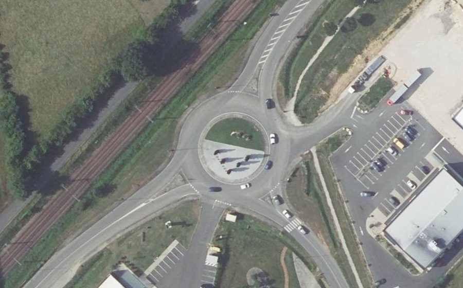 Vue aérienne du Rond-point anonyme n°34349359