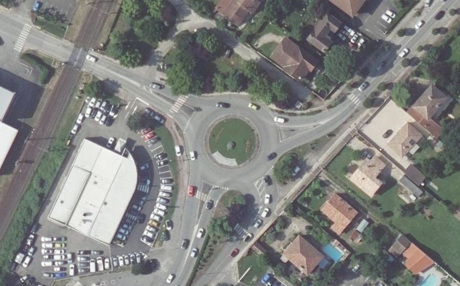 Vue aérienne du Rond-point anonyme n°34349362