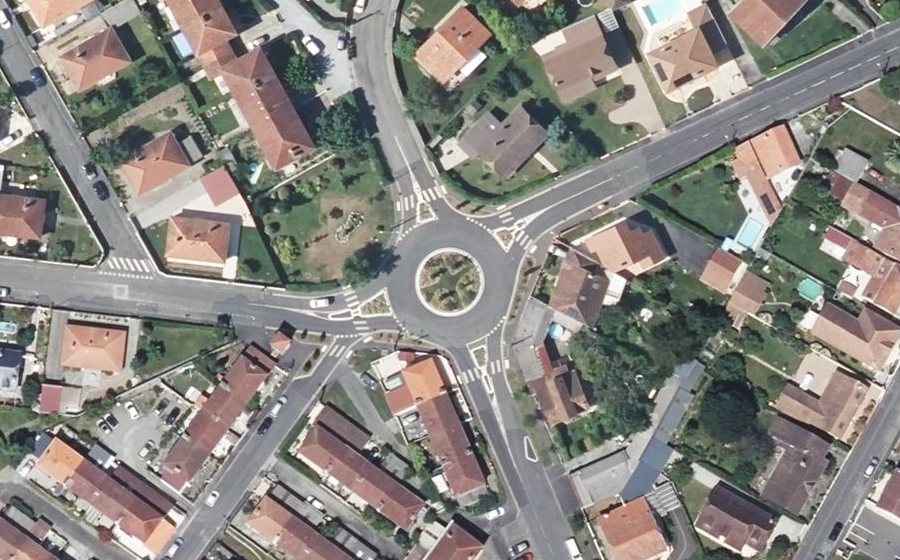 Vue aérienne du Rond-point anonyme n°34359577