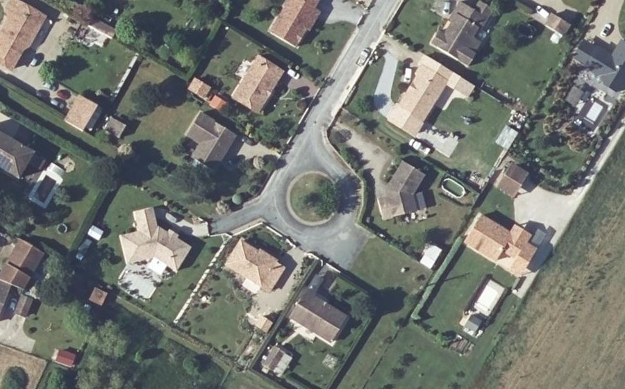 Vue aérienne du Rond-point anonyme n°343725442