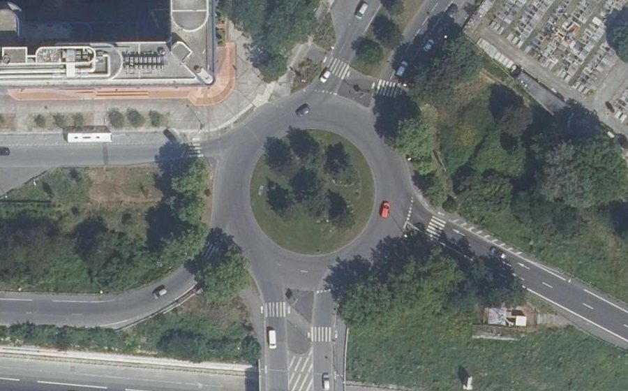 Vue aérienne du Rond-point anonyme n°343784489