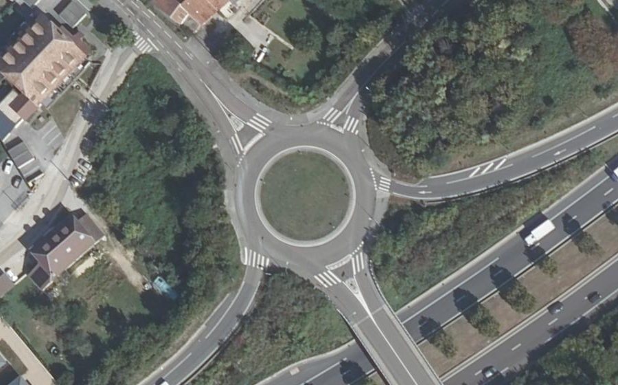 Vue aérienne du Rond-point anonyme n°343927697