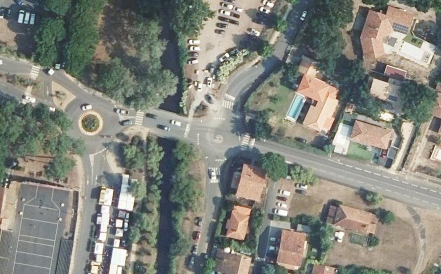 Vue aérienne du Rond-point anonyme n°343928249