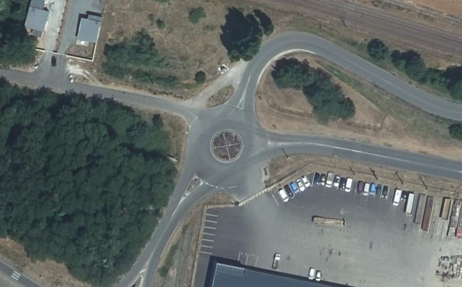 Vue aérienne du Rond-point anonyme n°34393524