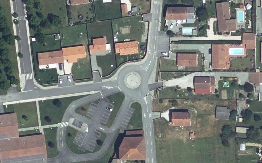 Vue aérienne du Rond-point anonyme n°343949630