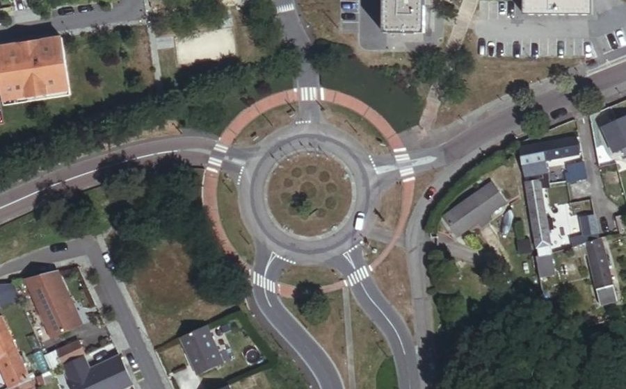 Vue aérienne du Rond-point anonyme n°34398823