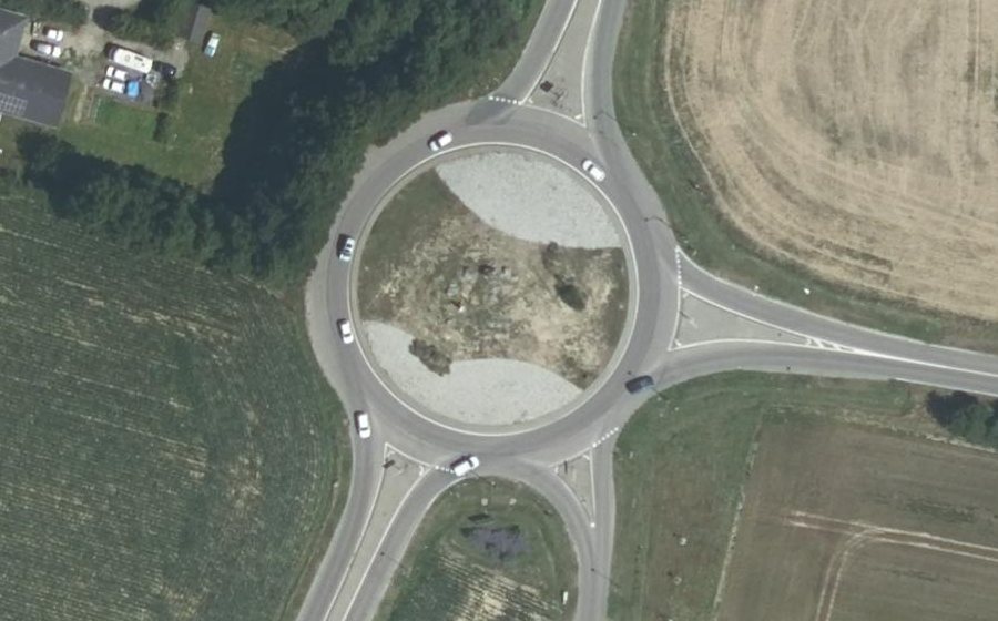 Vue aérienne du Rond-point anonyme n°34398977