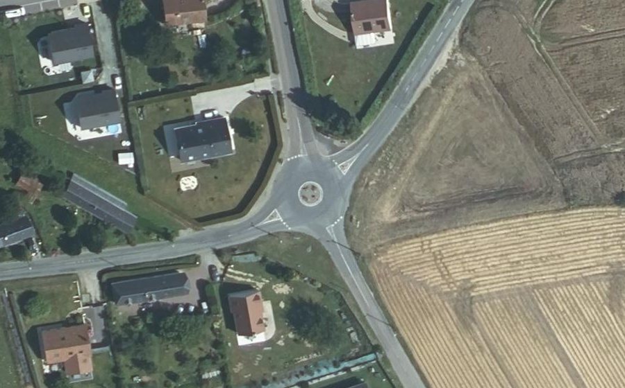 Vue aérienne du Rond-point anonyme n°34399597