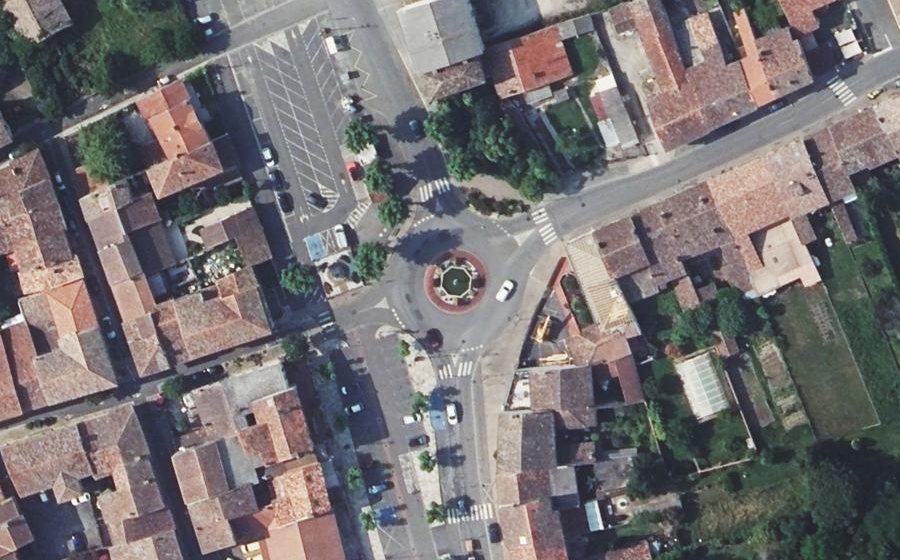 Vue aérienne du Rond-point anonyme n°34400485