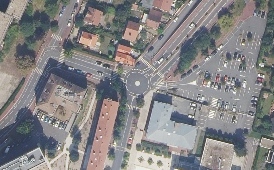 Vue aérienne du Rond-point anonyme n°34401684