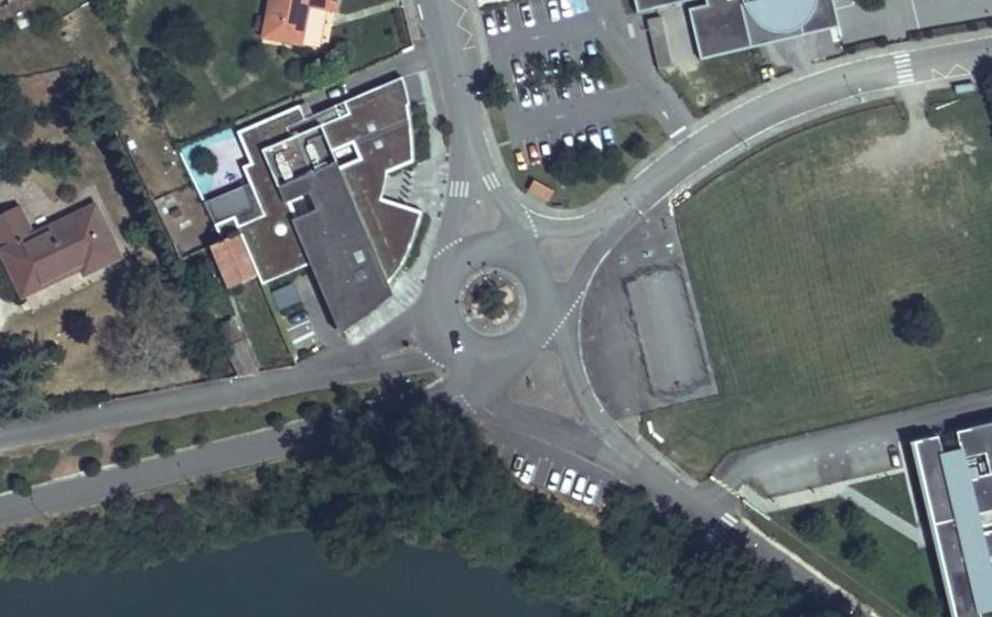 Vue aérienne du Rond-point anonyme n°344044872