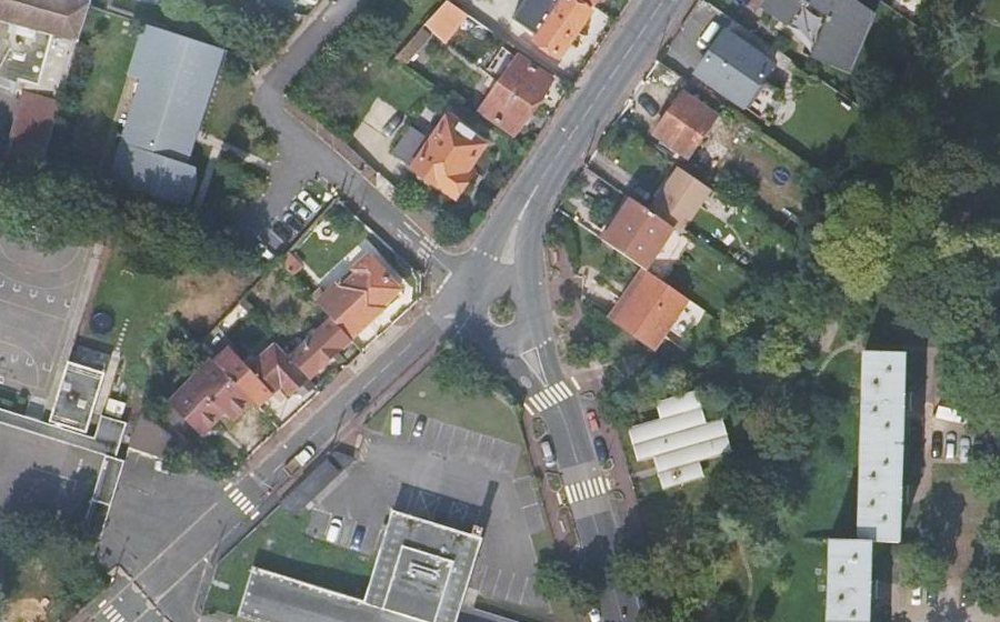 Vue aérienne du Rond-point anonyme n°344073412