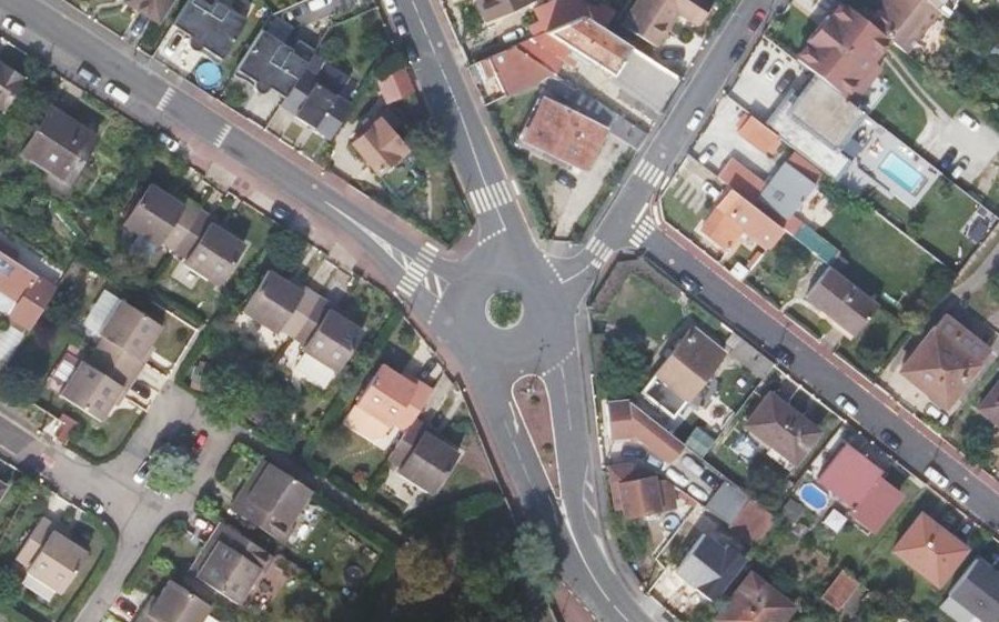 Vue aérienne du Rond-point anonyme n°344074592