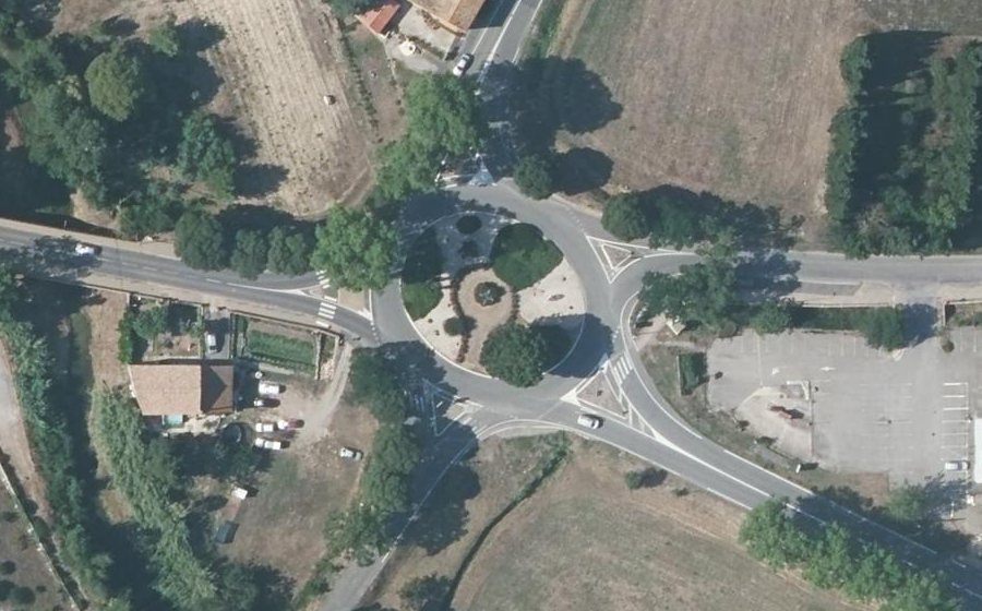 Vue aérienne du Rond-point anonyme n°34408838