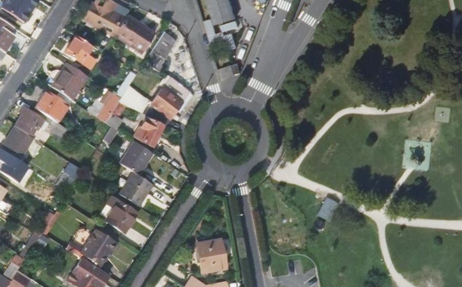 Vue aérienne du Rond-point anonyme n°344166704