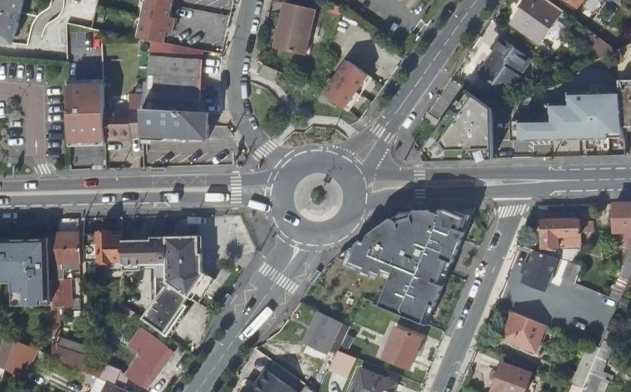 Vue aérienne du Rond-point anonyme n°344166708