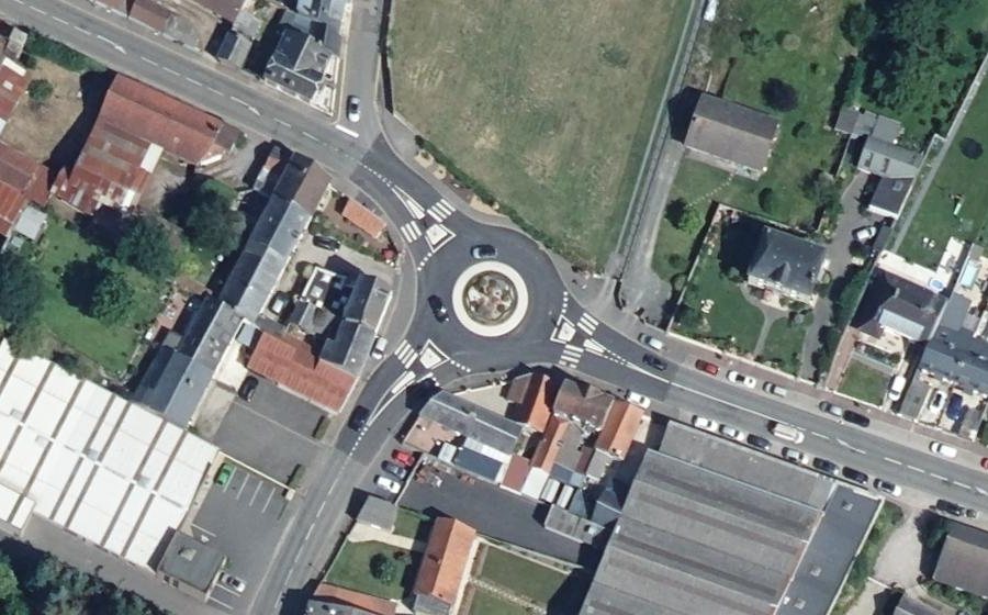Vue aérienne du Rond-point anonyme n°344324338
