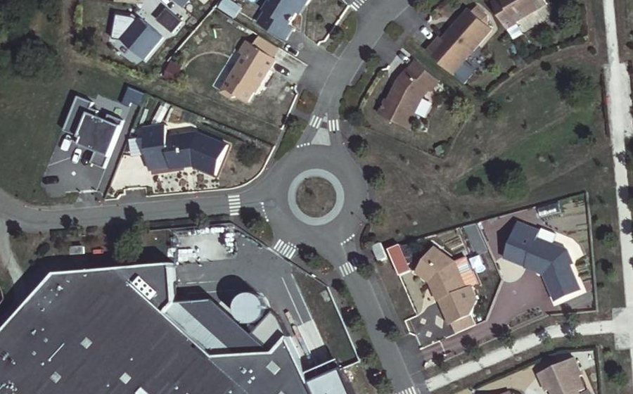 Vue aérienne du Rond-point anonyme n°34438836