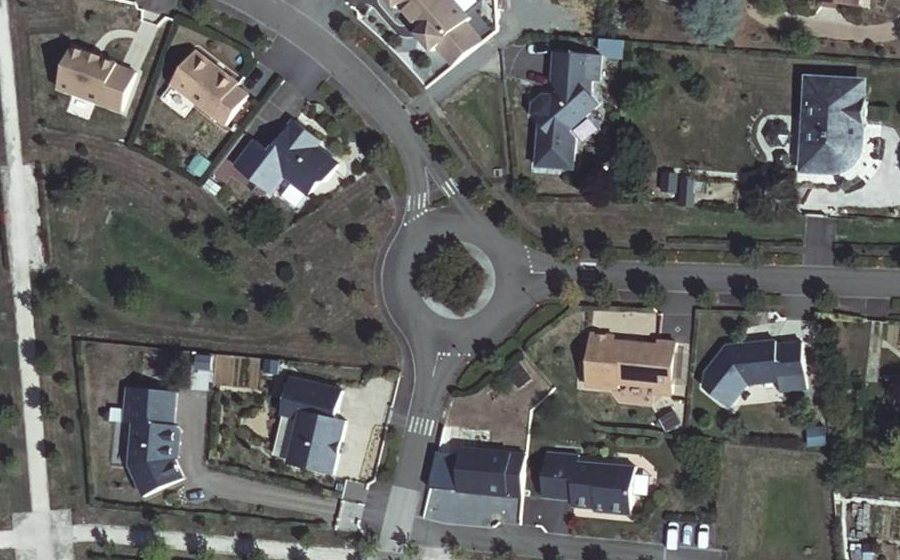 Vue aérienne du Rond-point anonyme n°34438848