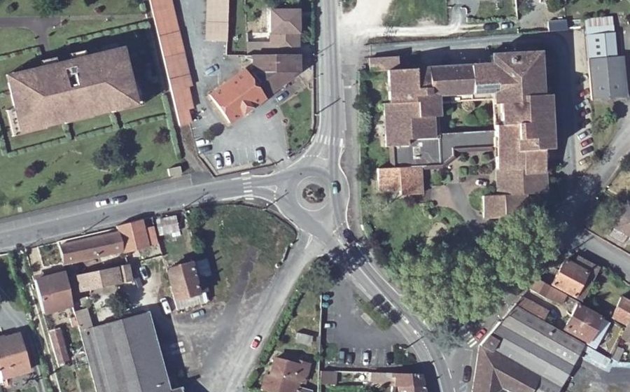 Vue aérienne du Rond-point anonyme n°344446329
