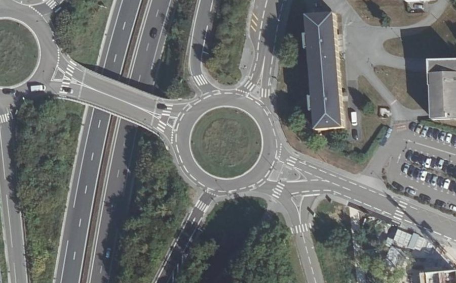 Vue aérienne du Rond-point anonyme n°344448261