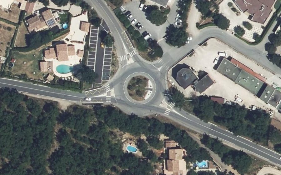 Vue aérienne du Rond-point anonyme n°344848754