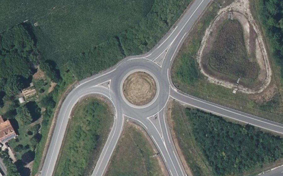 Vue aérienne du Rond-point anonyme n°344869938