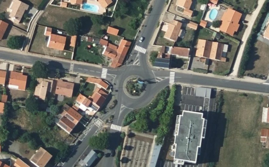 Vue aérienne du Rond-point anonyme n°34493204