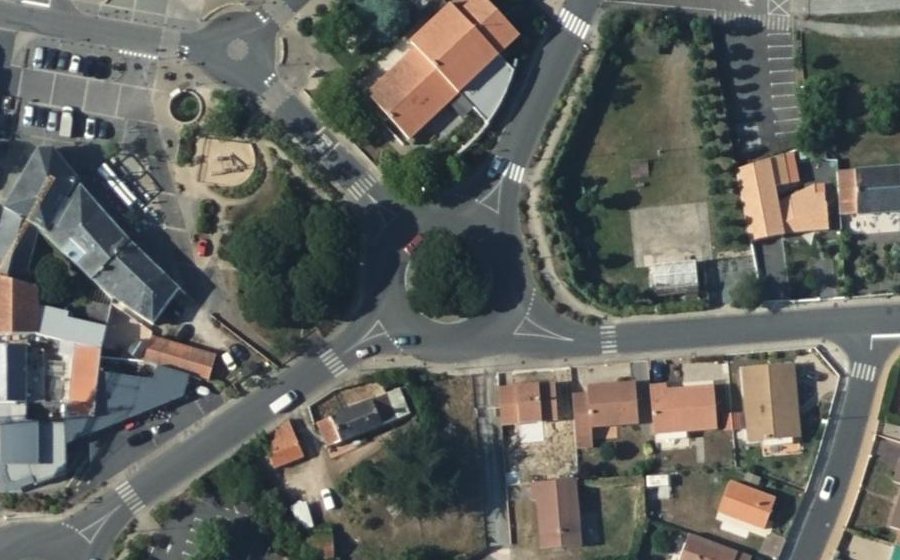 Vue aérienne du Rond-point anonyme n°34493206
