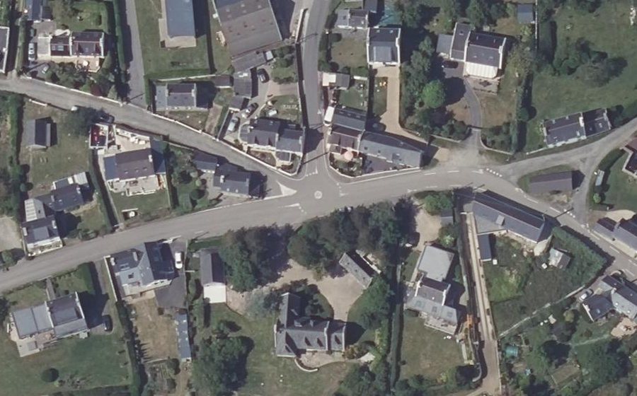 Vue aérienne du Rond-point anonyme n°344954146