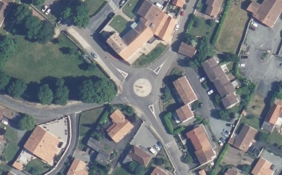 Vue aérienne du Rond-point anonyme n°344999826