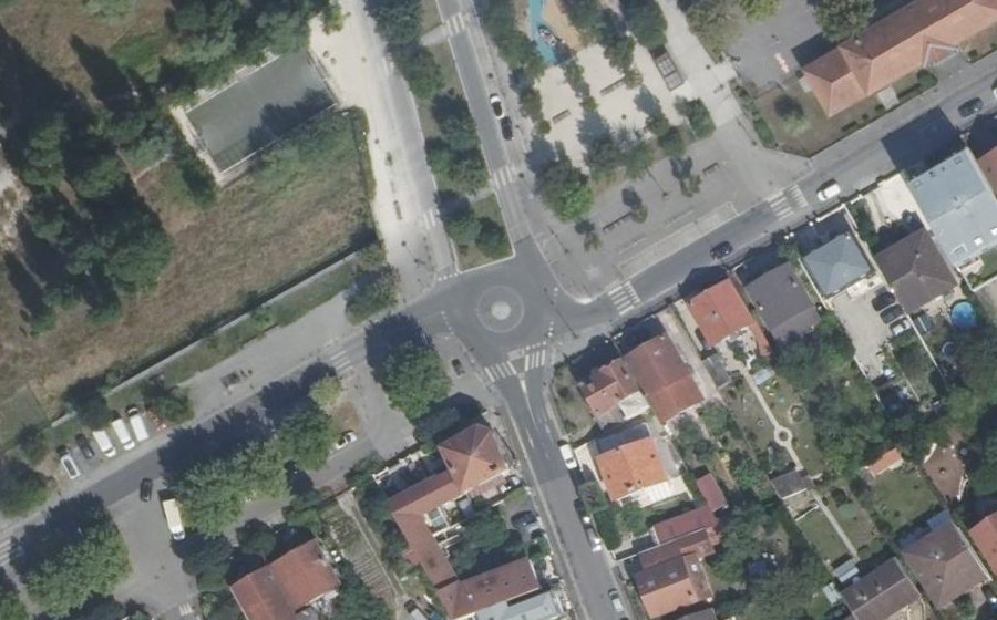 Vue aérienne du Rond-point anonyme n°345183218