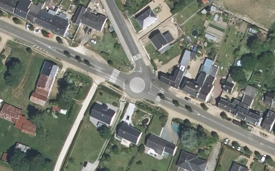Vue aérienne du Rond-point anonyme n°345193280