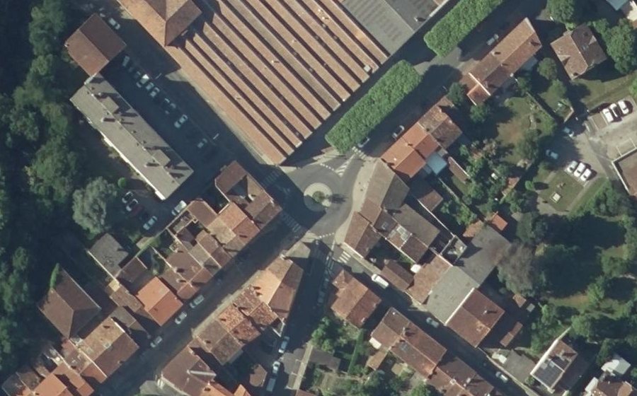 Vue aérienne du Rond-point anonyme n°345314591