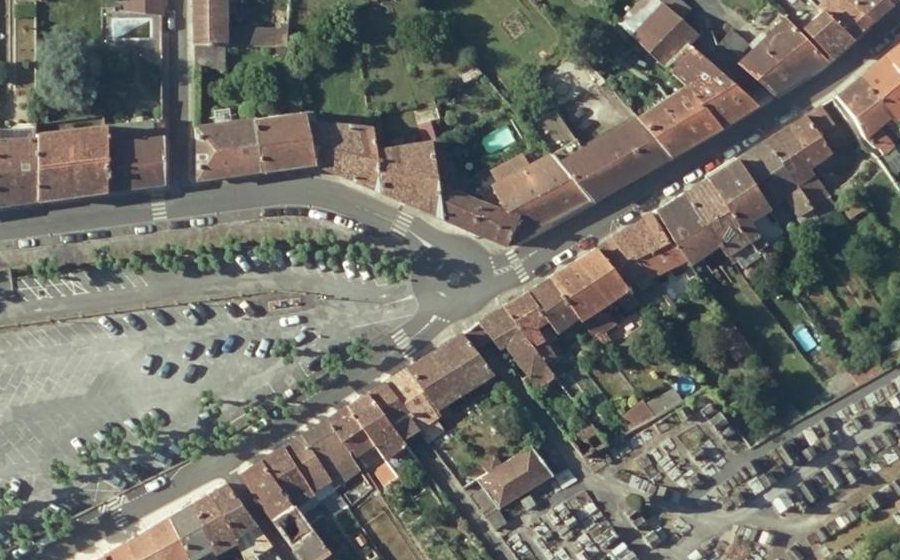Vue aérienne du Rond-point anonyme n°345314592