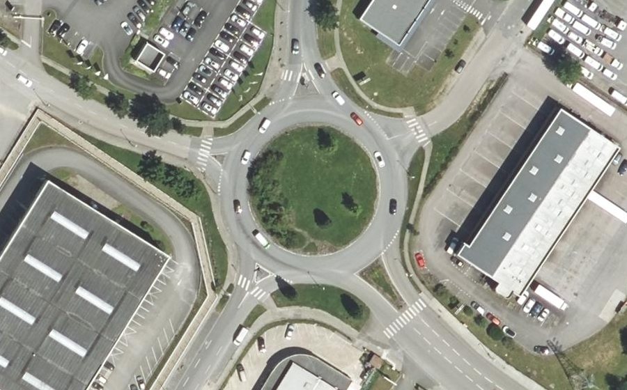 Vue aérienne du Rond-point anonyme n°345343695