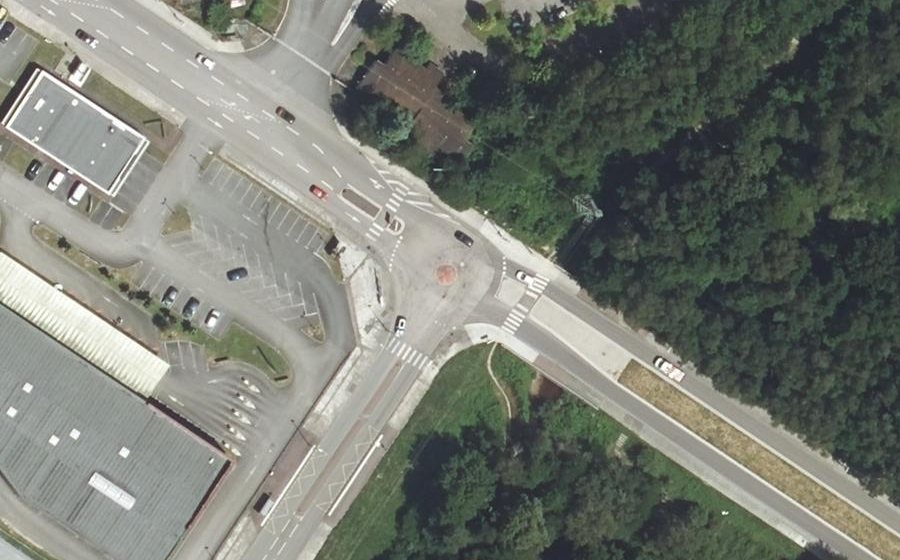 Vue aérienne du Rond-point anonyme n°345343699