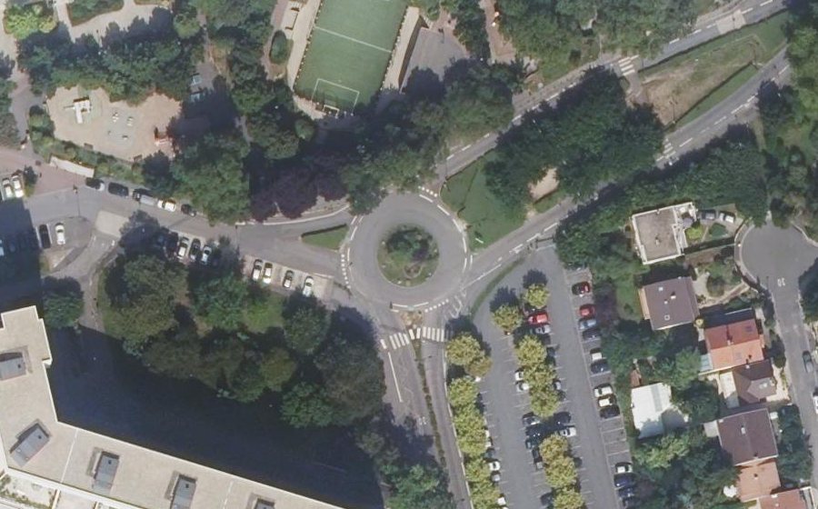 Vue aérienne du Rond-point anonyme n°345472492