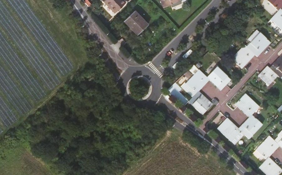 Vue aérienne du Rond-point anonyme n°345511369