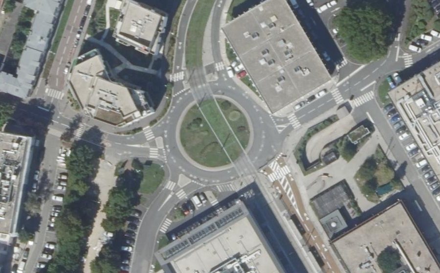 Vue aérienne du Rond-point anonyme n°345524681