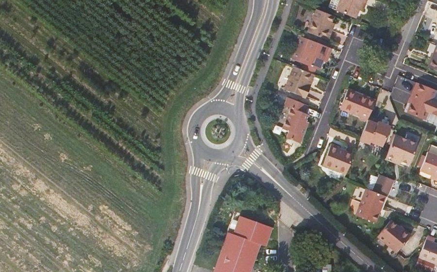 Vue aérienne du Rond-point anonyme n°345530324