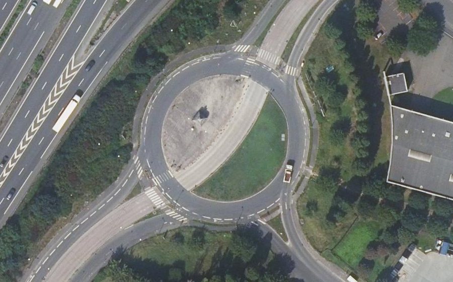 Vue aérienne du Rond-point anonyme n°345530327