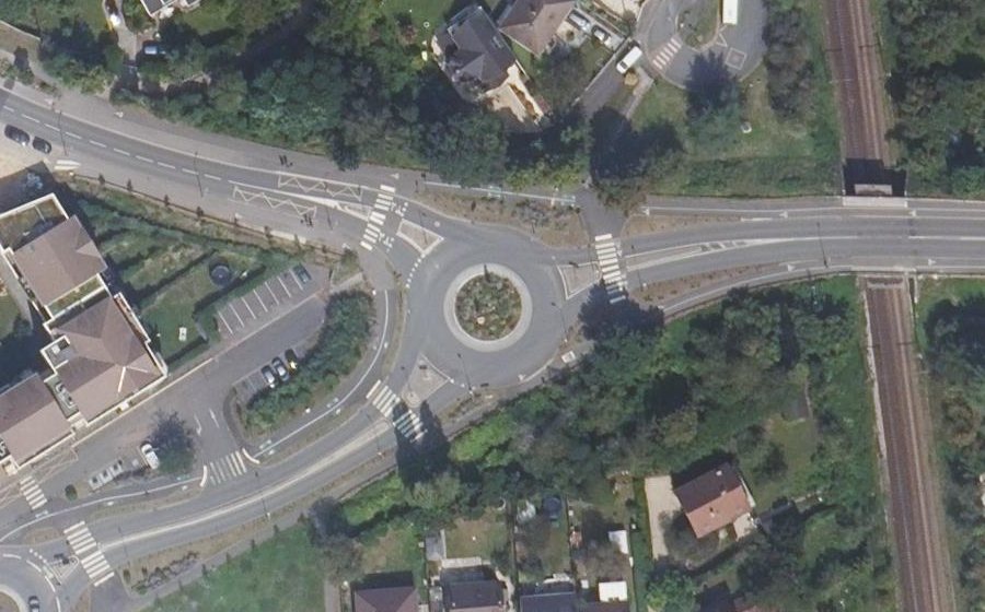 Vue aérienne du Rond-point anonyme n°345770068